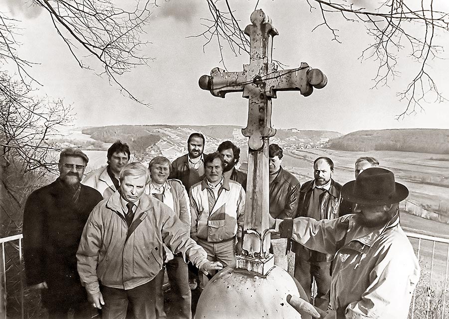 Das vergoldete Kreuz findet danach wieder seinen Platz auf der Spitze des Daches.